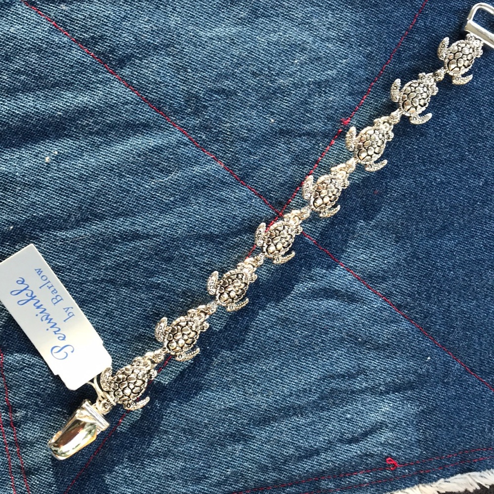 Periwinkle By Barlow sea turtle bracelet